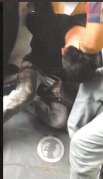 男子公交上行为不雅遭众人控制 被指猥亵年轻女子