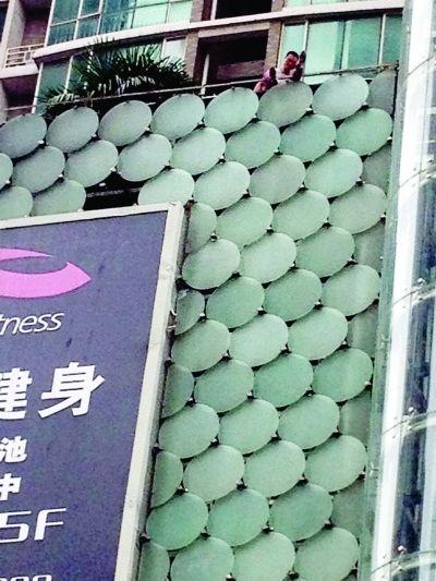 环亚广场5楼露台上，有一男子扬言跳楼。