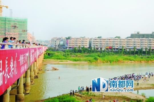 事发后,当地公安、消防、熟悉水性的村民参与搜救失踪的救人学生。 通讯员提供 事发后,当地公安、消防、熟悉水性的村民参与搜救失踪的救人学生。 通讯员提供