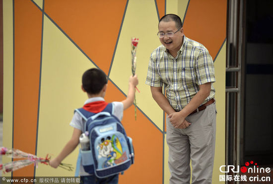 重庆一校长坚持六年校门口迎送学生弯腰问声好(组图)