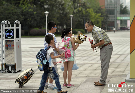 重庆一校长坚持六年校门口迎送学生弯腰问声好(组图)