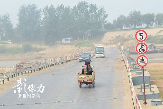 实拍济南黄河浮桥边“霸气”十足交通指示牌 实拍济南黄河浮桥边“霸气”十足交通指示牌