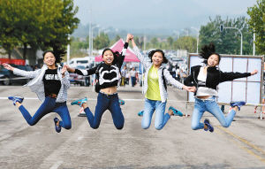 四胞胎女孩（从左至右：申冰、申玉、申清、申洁