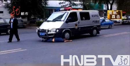 醉酒男子“碰瓷”运钞车被拘留(图)
