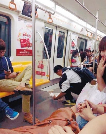 中学生地铁上打扫陌生女孩呕吐物。网络图片