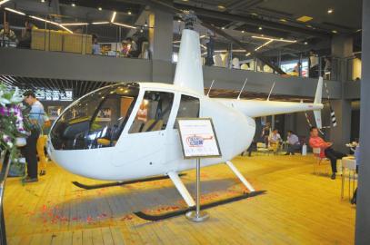 赖先生购买的罗宾逊R44型直升机。