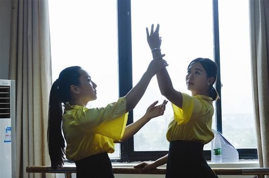 图文：大学淑女班的别样“军训”