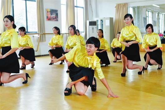 图文：大学淑女班的别样“军训”