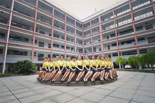 图文：大学淑女班的别样“军训”