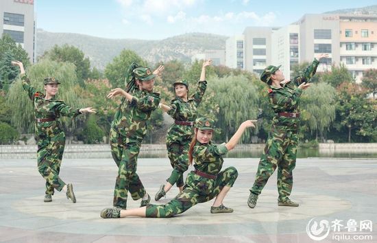 山东一艺术院校军训少女秀腿功