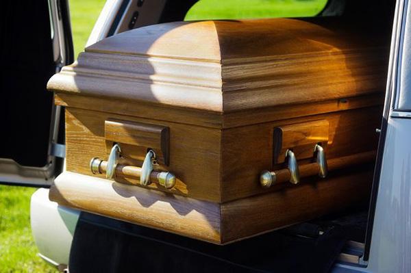 女子下葬后棺材中大呼救命 因救援迟缓窒息身亡