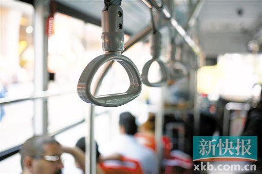 ■公交车上的拉环只是用来扶手的。新快报摄影记者祝贺/摄