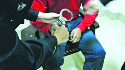 抑郁症男子捡到手铐脚镣 因好奇自缚后解不开 抑郁症男子捡到手铐脚镣 因好奇自缚后解不开