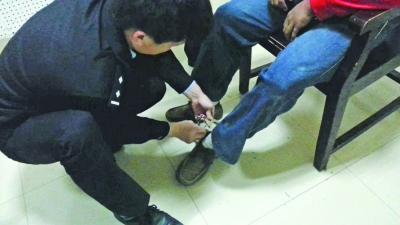 抑郁症男子捡到手铐脚镣 因好奇自缚后解不开 抑郁症男子捡到手铐脚镣 因好奇自缚后解不开