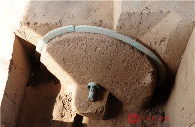 陕西考古发现西周“第一豪车” 镶嵌绿松石(图)