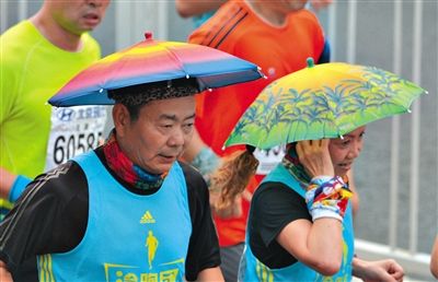 两名戴着伞帽的参赛者正在参加比赛。