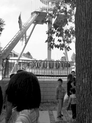 绿博园内游乐设施“太空飞碟”（右图）昨发生意外，一男孩在上面被甩了下来（左图）图片均来自网络（请作者联系快报领取稿费）