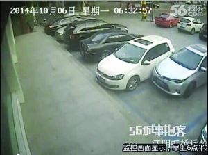 倒车时刮擦旁边的白色轿车