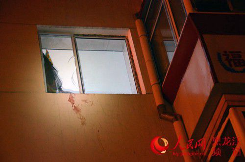 哈尔滨一女子身中刀伤赤裸坠楼 送医后宣告不治