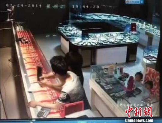六旬广场舞大妈徒手生擒持刀抢金店劫匪