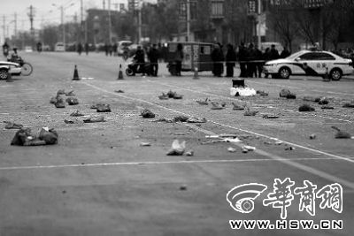 2014年1月6日，在蒲城县迎宾路，警方在案发现场路面划分了86个方格，提取现场遗留爆炸物品进行取证