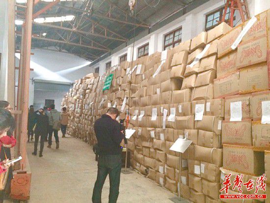 11月5日，执法人员清理出来的假安全套把上千平方米的仓库堆得满满的。