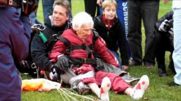 坎宁安老太在纽约州甘斯沃尔特进行第三次高空跳伞庆百岁生日。（网页截图）