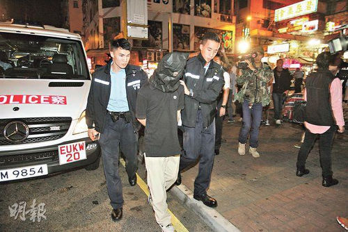 香港闹市8名男子追斩1男子刀指警员被制伏（图）