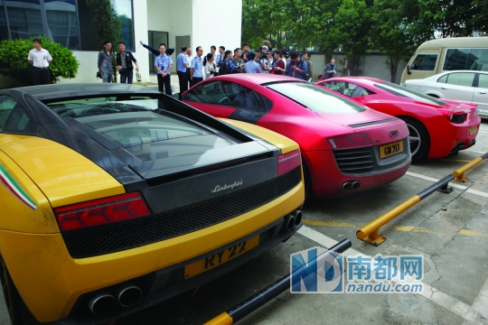 十几辆港牌超跑申请临时入境到沿江高速飙车，被深圳交警抓获归案。记者 王子荣 摄