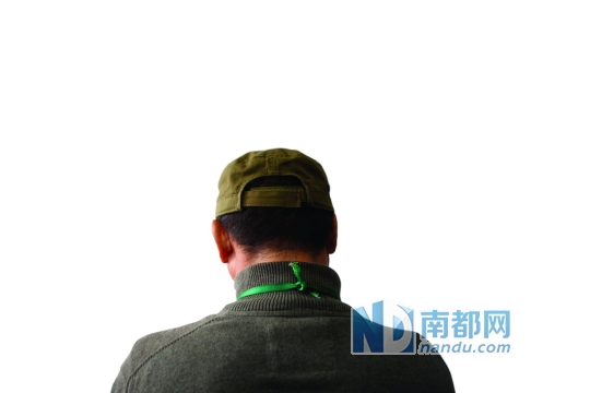 被抓的飙车男子。记者 王子荣 摄
