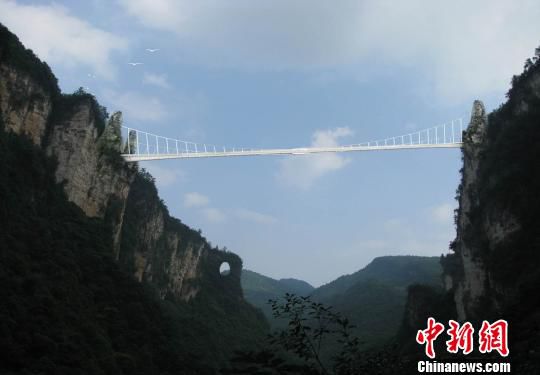 张家界“世界最长玻璃桥”设计通过评审明年问世