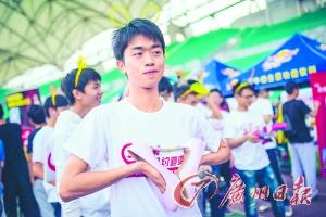 广州大学城男生踩高跟鞋赛跑 跑后更懂体谅女友