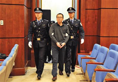 杨秀宇被带入法庭。昨日，杨秀宇及女下属卢梅因非法经营罪获刑4年、一年半并处罚金。