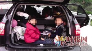 男子驾车出游被查 5座车塞10人两孩子装后备厢