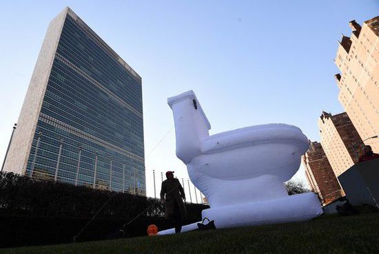 11月19日，纽约联合国总部大楼外搭起一个硕大的充气马桶，以纪念世界厕所日。