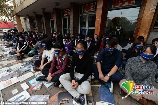 上海100名艺术家静坐抗议中国当代艺术(图)