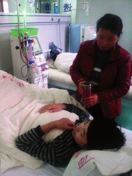陕西17岁小伙患尿毒症 母亲欲捐肾救子(图)