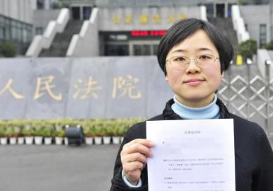 12月3日，起诉代理人出示公诉书。