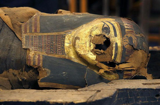 2500年前古埃及石棺首见天日 木乃伊脚趾外露(组图)