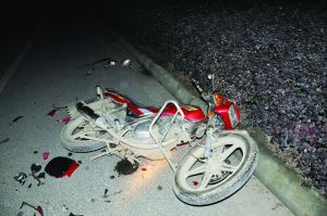 事故现场，被撞摩托车