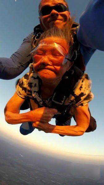 闵老太太正在体验高空跳伞。