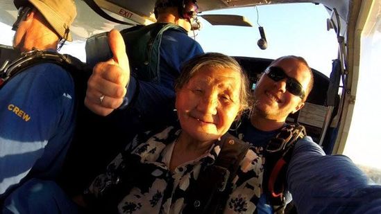 闵老太太体验高空跳伞被称赞。