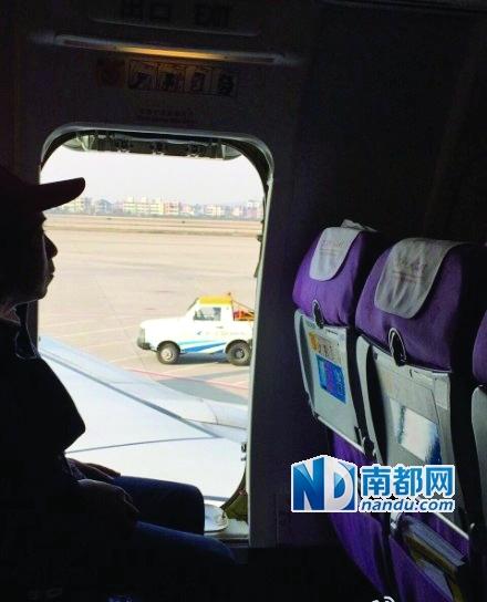 男子在飞机起飞前打开安全门 自称在开窗透气