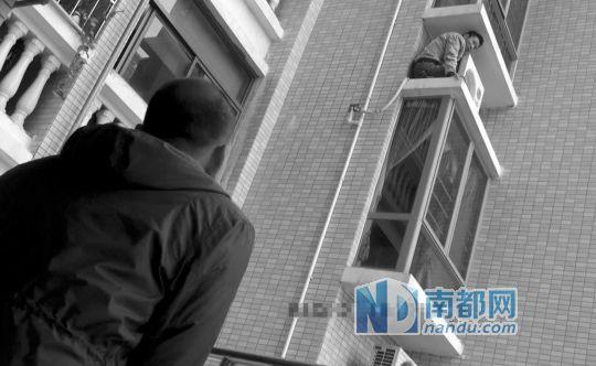 警察假装查漏水骗开房门 毒贩爬水管逃跑被困10楼