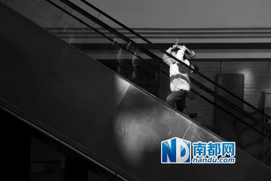 12月12日上午，正佳广场内，任淘淘在扶梯上奔跑玩耍。
