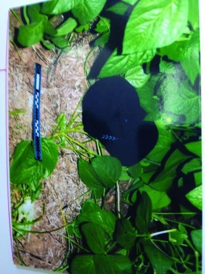 两男子敲诈后逃跑,遗落现场的电筒和鸭舌帽。 任国勇 翻拍 两男子敲诈后逃跑,遗落现场的电筒和鸭舌帽。 任国勇 翻拍