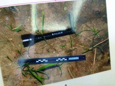 男子冒充警察敲诈车震男女 多次用电击棍打受害人 男子冒充警察敲诈车震男女 多次用电击棍打受害人