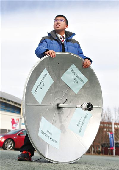 北师大附属实验中学初二的栾松巍展示他发明的“背投式矢量定向音箱”，用以解决广场舞扰民问题。