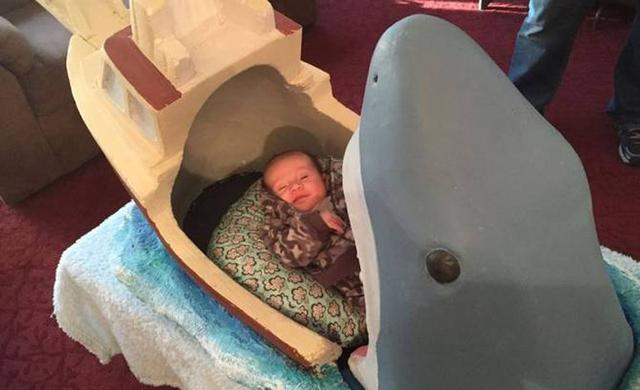 英国男子为侄儿设计“大白鲨”婴儿床(图)