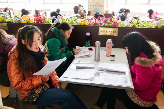 图为在食堂内复习的学生。